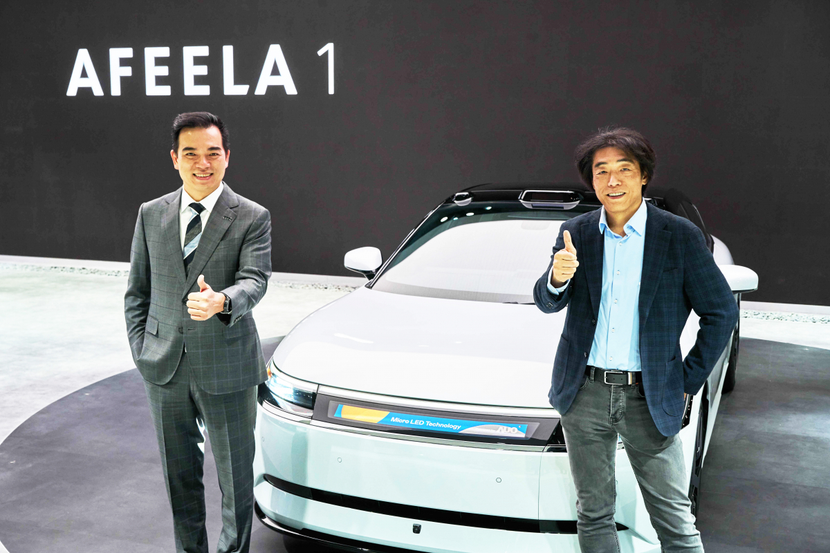 60net is collaborating with Sony Honda Mobility to showcase the world&rsquo;s first Micro LED Media Bar Solution mounted on the exterior of the AFEELA. The image shows that Dr. Frank ko, CEO and President of 60net, and Izumi kawanishi, Representative Director, President and COO of Sony Honda Mobility, demonstrates their commitment to continuous innovation, creating a more user-friendly engaging and smart experience for vehicle occupants.